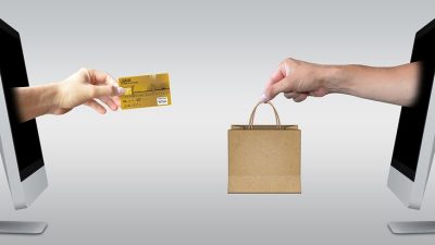 Persona Che Indica Sulla Carta · Foto gratuita